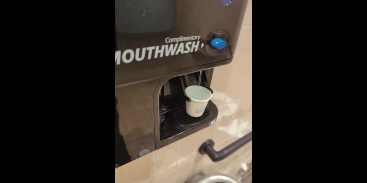 Ce distributeur automatique de bain de bouche dans un restaurant